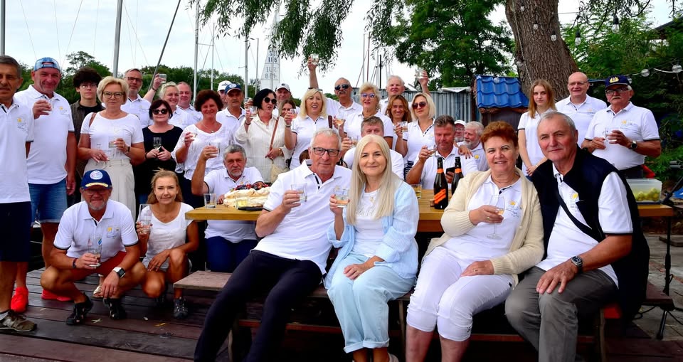 Członkowie Stowarzyszenia Białe Żagle podczas wspólnego toastu na obchodach 15-lecia w 2026 roku